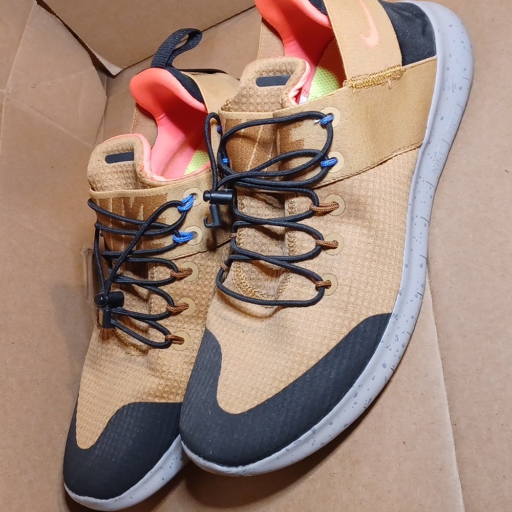 Nike Free Run Commuter Utility Trainer AH6840-700 size 8.5 New